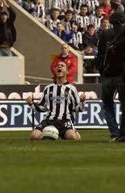 扎金花反诈：如何通过观察发牌手的“手心位置”预防藏牌。（炸金花防作弊：通过观察发牌手手心位置识别藏牌迹象）